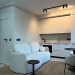 - Modern Center Doki Living, Foodhall & Parking شقة غدانسك