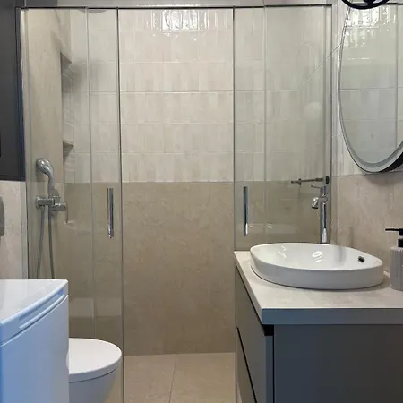 - Modern Center Doki Living, Foodhall & Parking Apartment