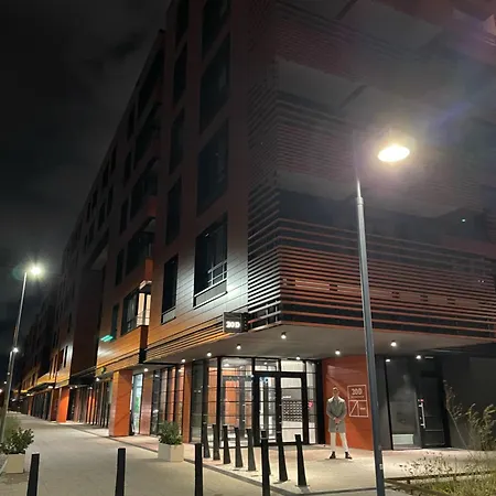- Modern Center Doki Living, Foodhall & Parking Apartment